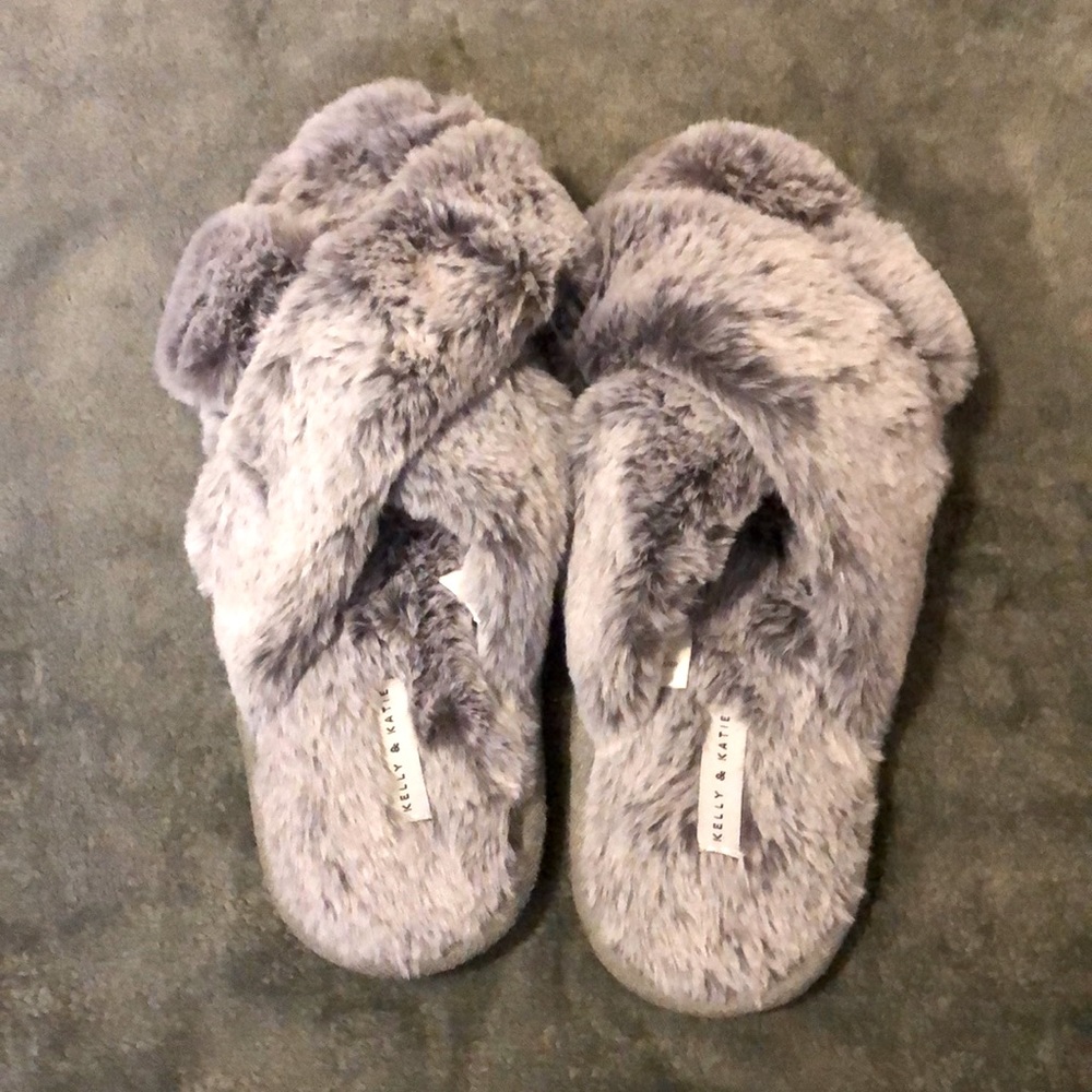 NWOT Emma fuzzy criss cross slippers